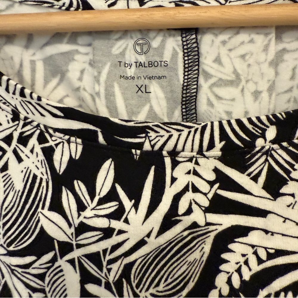 NWT T by Talbots Supersoft Jersey Pleated Back Tee in Silhouetted Flora - Picture 3 of 5